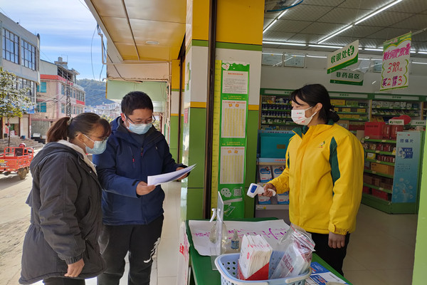 则黑乡 检查组对药店疫情防控落实情况开展监督检查，重点检查“一退两抗”药品下架销售要求落实情况。_副本.jpg