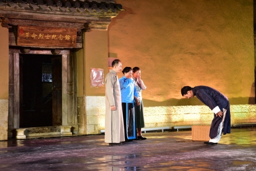 正是清明好天气投稿——云南石林——舞台剧《柔情侠骨张炽》演出现场，石林第一位共产党员张炽拜别亲人，北上寻找救国之路。（黄俊 摄）.jpg