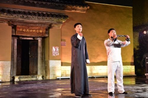 正是清明好天气投稿——云南石林——舞台剧《柔情侠骨张炽》演出现场，石林第一位共产党员张炽在就义前高呼“中国共产党万岁”。（黄俊 摄）.jpg