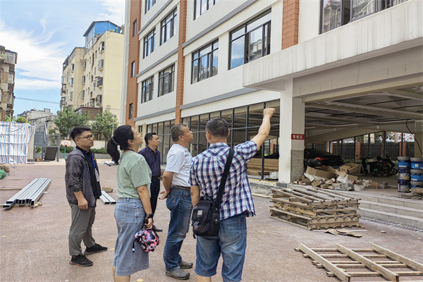 第一巡察组对昆明市第三十中学综合楼修缮在建工程施工现场开展抽查检查。（彭庆 摄）.jpg