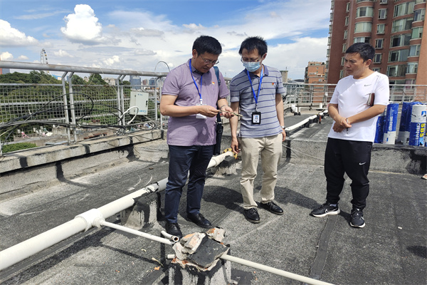 第一巡察组对校安工程落实情况进行现场检查。（彭庆 摄）.jpg