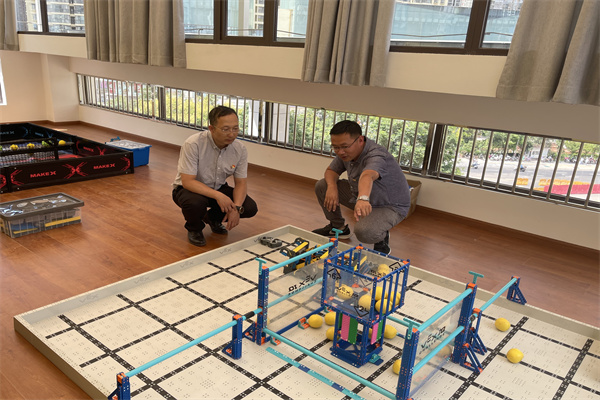 第二巡察组实地了解市级科普示范学校——五华区瑞和实验学校（黄伟 摄）.jpg