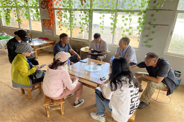 第二组巡察组实地了解食用菌种植科普示范基地－西翥街道新民社区花坡小组，花坡农产品农民专业合作社。（黄伟 摄）.jpg