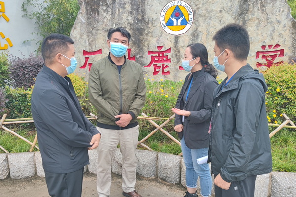 检查组向学校负责人了解学校防控责任落实情况.jpg