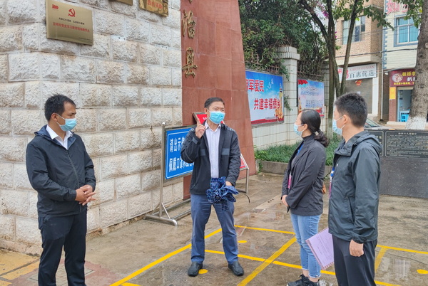 检查组了解学校疫情防控责任落实情况.jpg