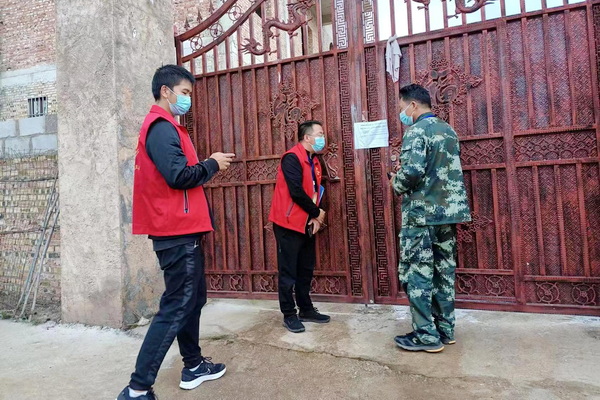 监督组隔门听取居家隔离人员的困难和问题，协调相关部门帮助解决.jpg