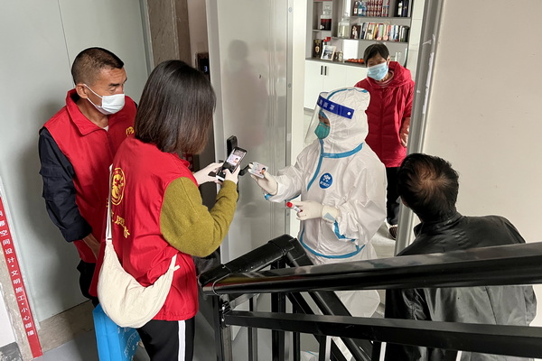 纪检监察干部下沉社区协助疫情防控相关工作.jpg