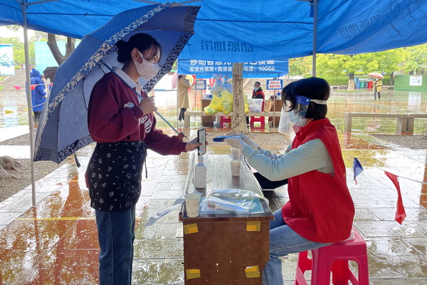 纪检监察干部协助社区开展核酸检测.jpg