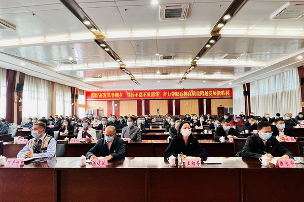 1、石林县四班子领导收听收看党的二十大开幕盛况，认真聆听习近平总书记所作报告，继续在新时代新征程上展现新担当、新作为。（陈文玲 摄）.jpg