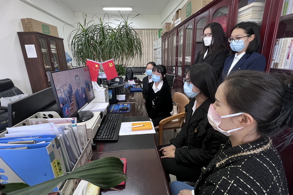 3、石林县纪委监委团支部组织团员青年以网络方式收看党的二十大开幕会盛况，从中汲取拼搏进取的力量。（李卿钰 摄）.jpg