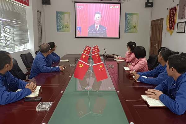 9、石林县中种公司干部职工集中集中观看党的二十大开幕会直播，第一时间学习领会党的二十大精神。（曾艳华 摄）.jpg