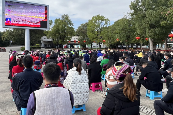 10、在石林景区游客中心前，景区干部职工和八方游客在屏幕前收听收看党的二十大开幕会，认真聆听习近平总书记重要讲话。（李云梅 摄）.jpg