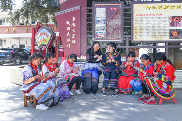 《绣民族融合之花》邓洪摄_副本.jpg