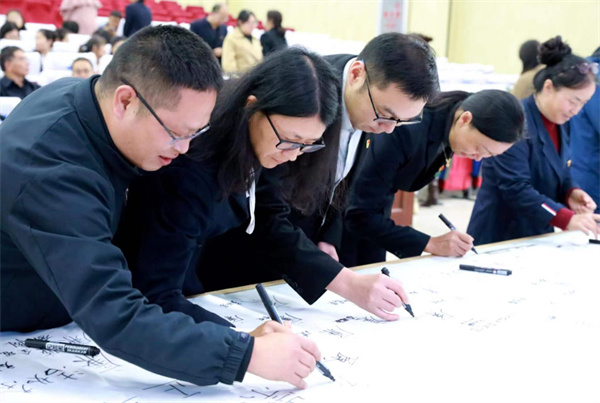 组织党员干部写廉字、表廉心，引导党员干部廉洁修身、廉洁齐家。 (2).jpg