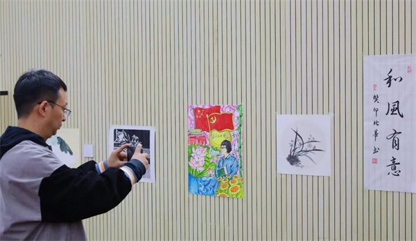 组织党员干部及其家属观看清廉家风书画展，深化党员干部家庭家教家风建设 (2).jpg
