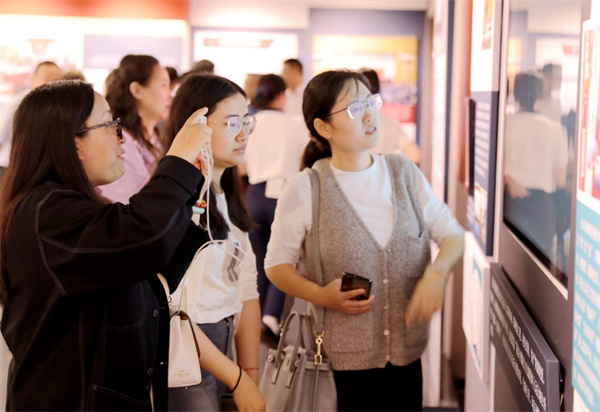 4.组织年轻干部走出去向“全国纪检监察系统先进集体”学习取经，激发干事创业、比学赶超的精气神。.jpg