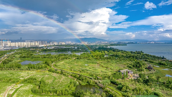 六月的昆明滇池，晴时有雨，雨过有彩虹（李维梅摄 2024年6月7日）.jpg