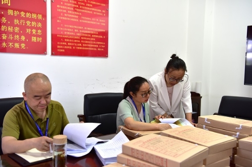 石林县纪委监委立足“监督的再监督”职责定位，聚焦财政资金监管“清源行动”重点整治内容，通过一线监督“察实情”、动态监督“抓重点”、联合监督“压责任”工作法，深入各预算单位跟进监督，用坚强纪律保障资金流向明确、使用规范有序、拨付进度可控。图为石林县纪委监委纪检监察干部查看财政资金监管“清源行动”有关台账。（槐庆元 摄）.jpg