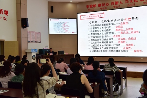 石林县纪委监委聚焦纪检监察干部信息技术能力提升，开展大数据监督建模专题培训，重点突出问题的分析研判、对常见的建模思路和建模平台的使用方法进行讲解等，着力加强监督办案人员精准分析研判能力。图为该县纪检监察干部在学习大数据监督建模的思路和方法。（石林县纪委监委 槐庆元摄）.jpg