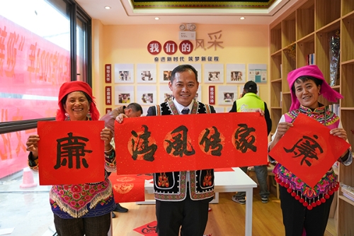 李捷工作照（中间）.jpg