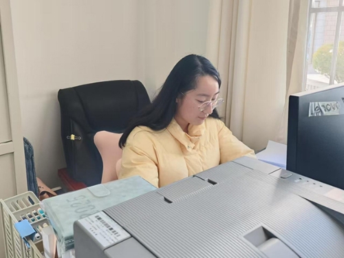 唐粼徽工作照片.jpg