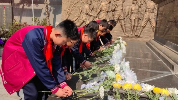 嵩阳一小开展清明祭英烈活动.jpg